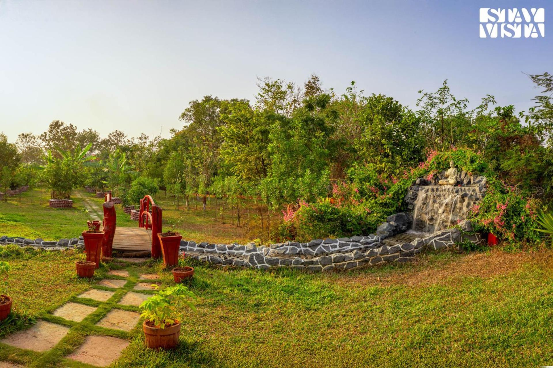 Stayvista'S Hillside Meadows - Mountainside Retreat With Farm View, Pool & Deck, Lawn & Gazebo Chinchavli Ngoại thất bức ảnh